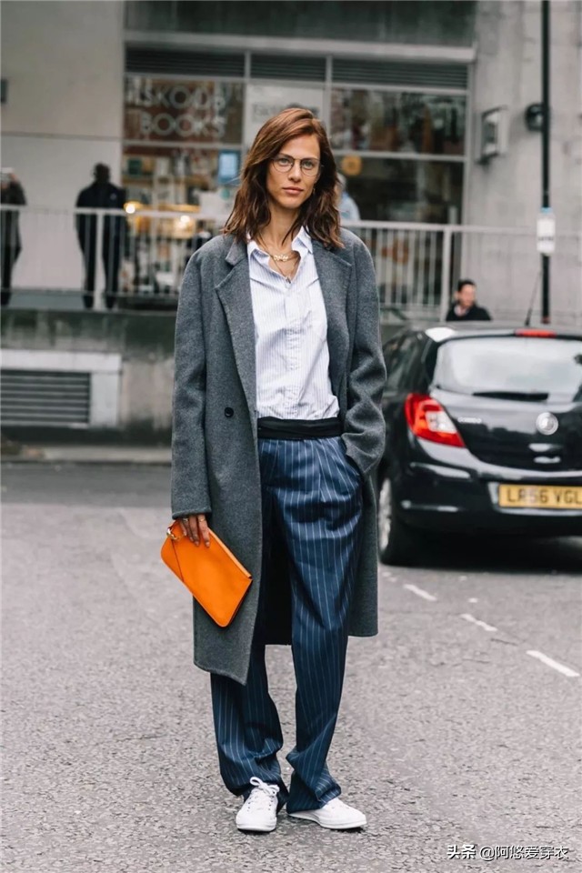 中长款风衣穿搭什么鞋,今年流行风衣运动鞋