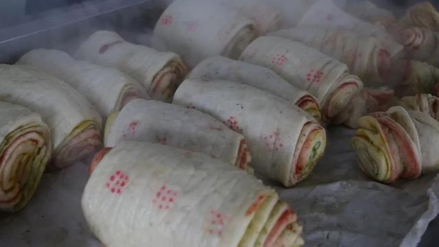 巴里坤：花馍锅盔黑走马，腰鼓声声响震天