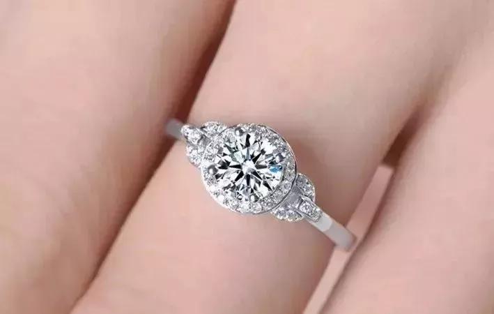 买钻戒应具备哪些技巧,选钻戒的正确方法