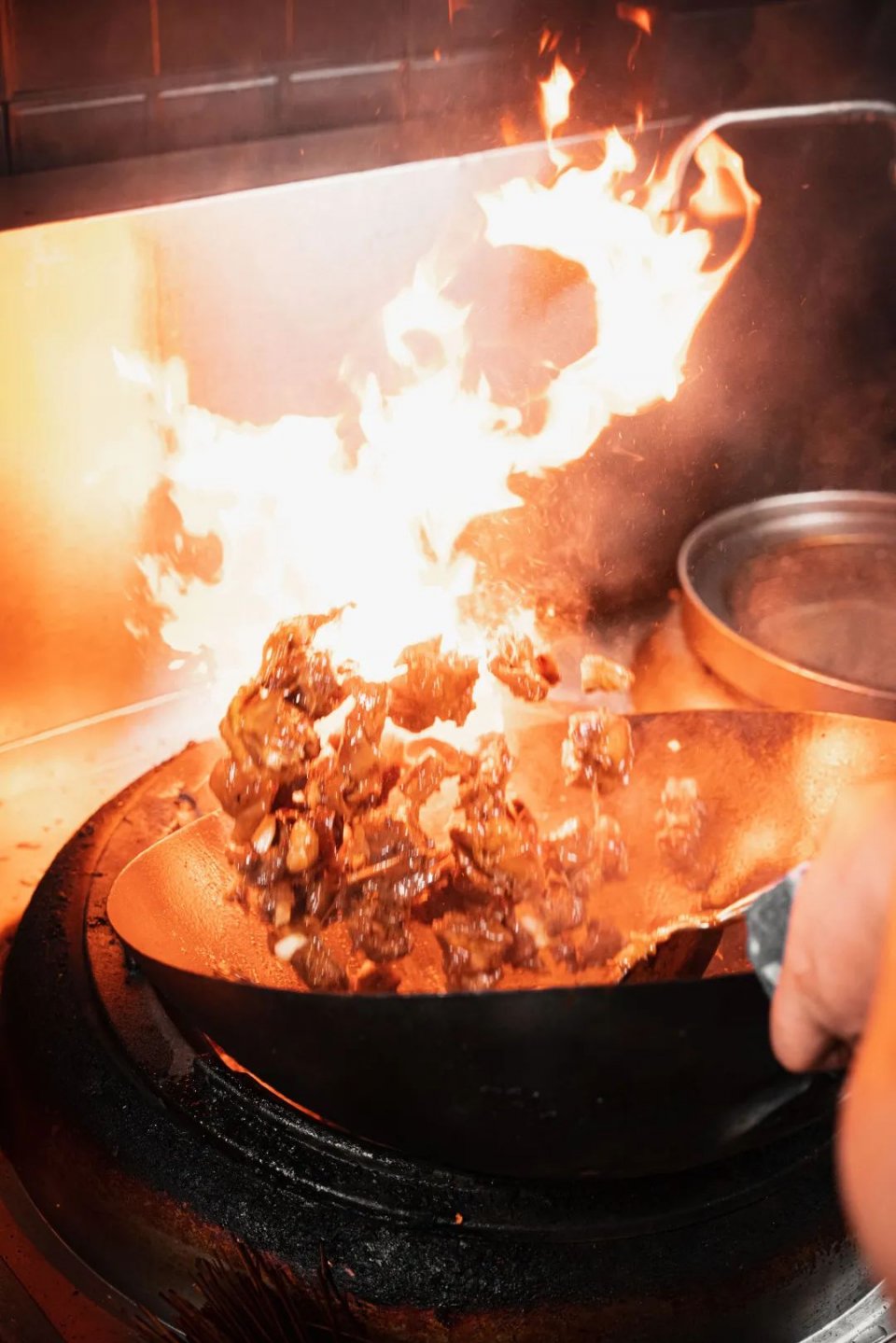 老西关炭炉羊肉煲，不给蘸酱！藏在村子里，门口停满豪车