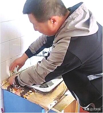 “公家”给福利俩“戏精”上门骗装净水器