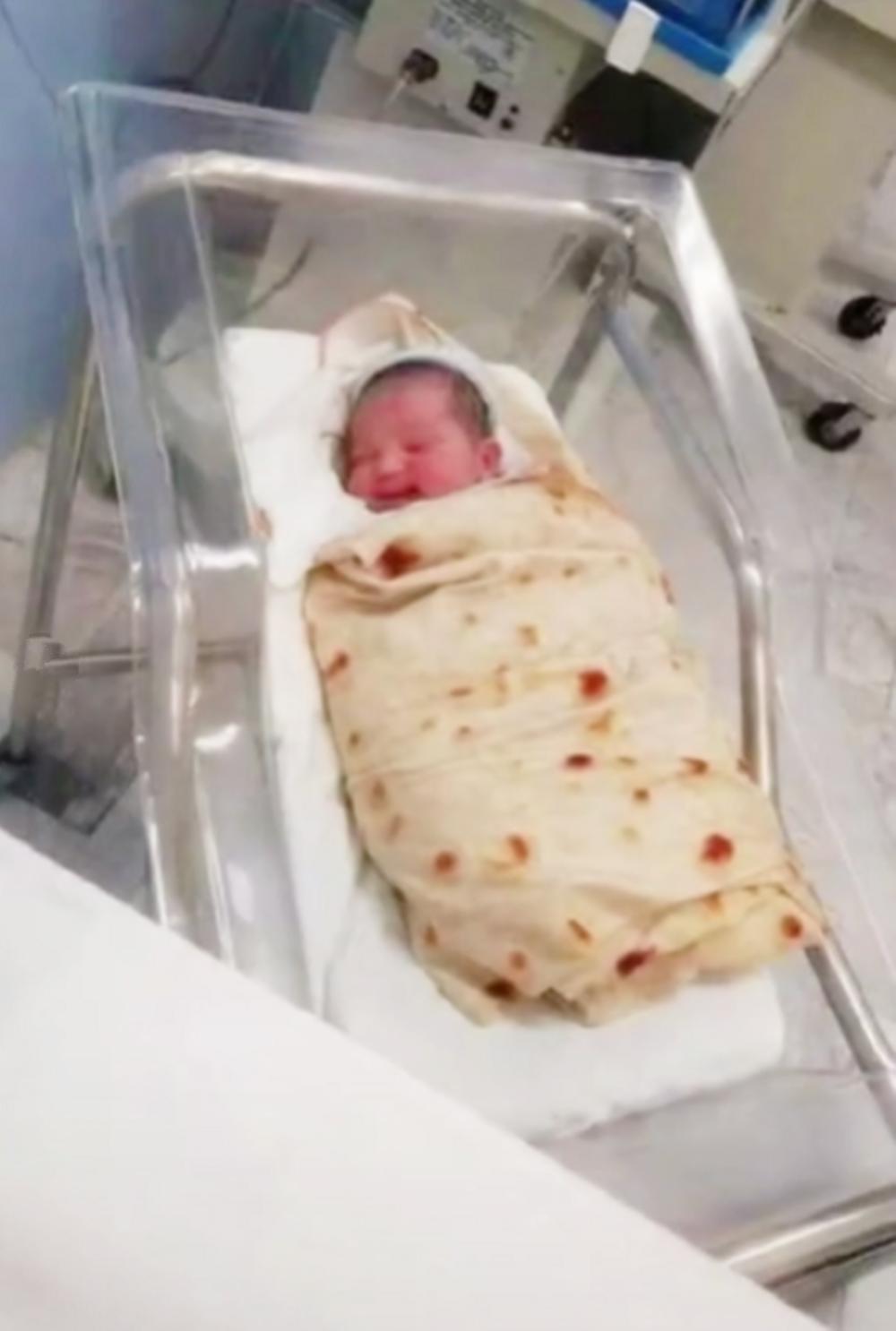 卷饼包被,妈妈给婴儿包小被子的视频