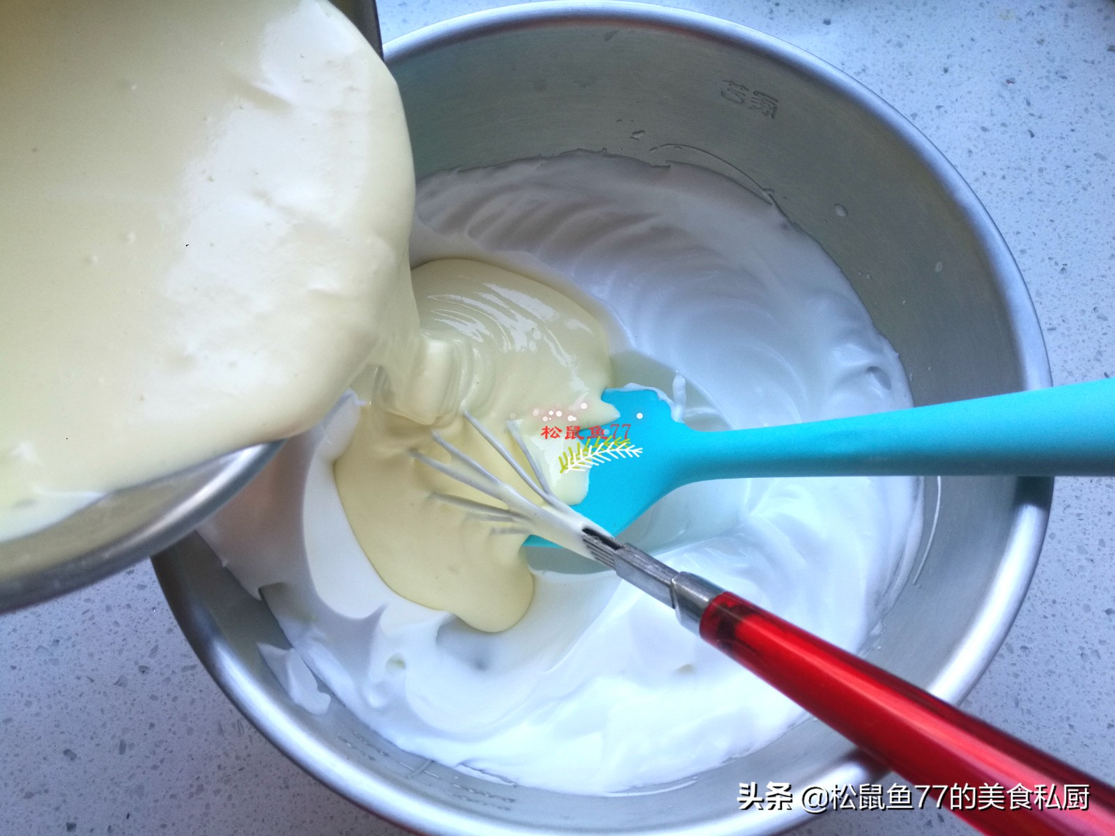 蛋糕卷怎么做到表面平整,蛋糕卷怎样口感绵密