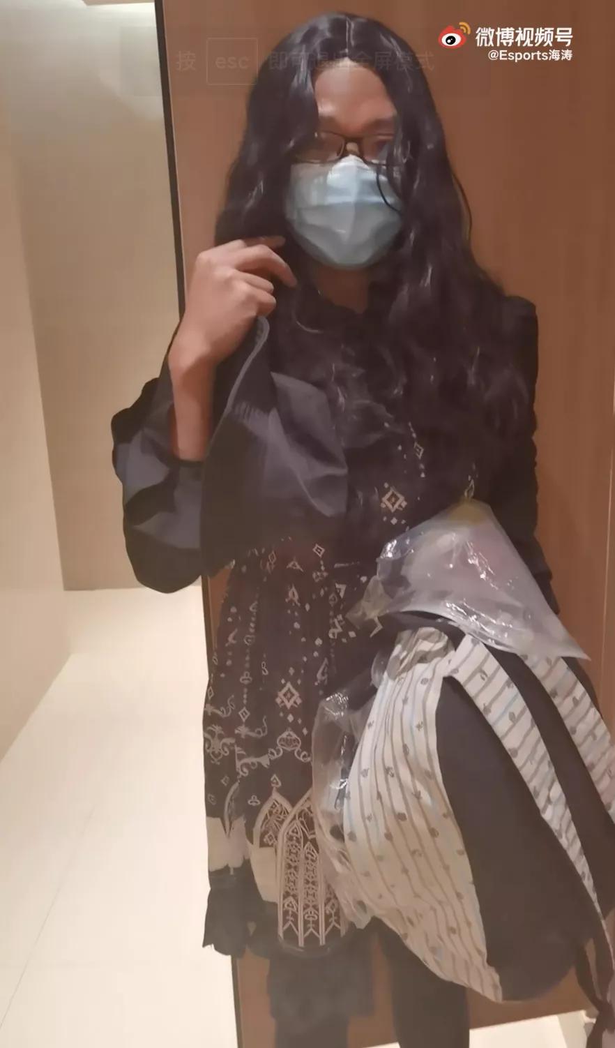 男扮女装偷拍被抓现场,男扮女装躲女厕被抓