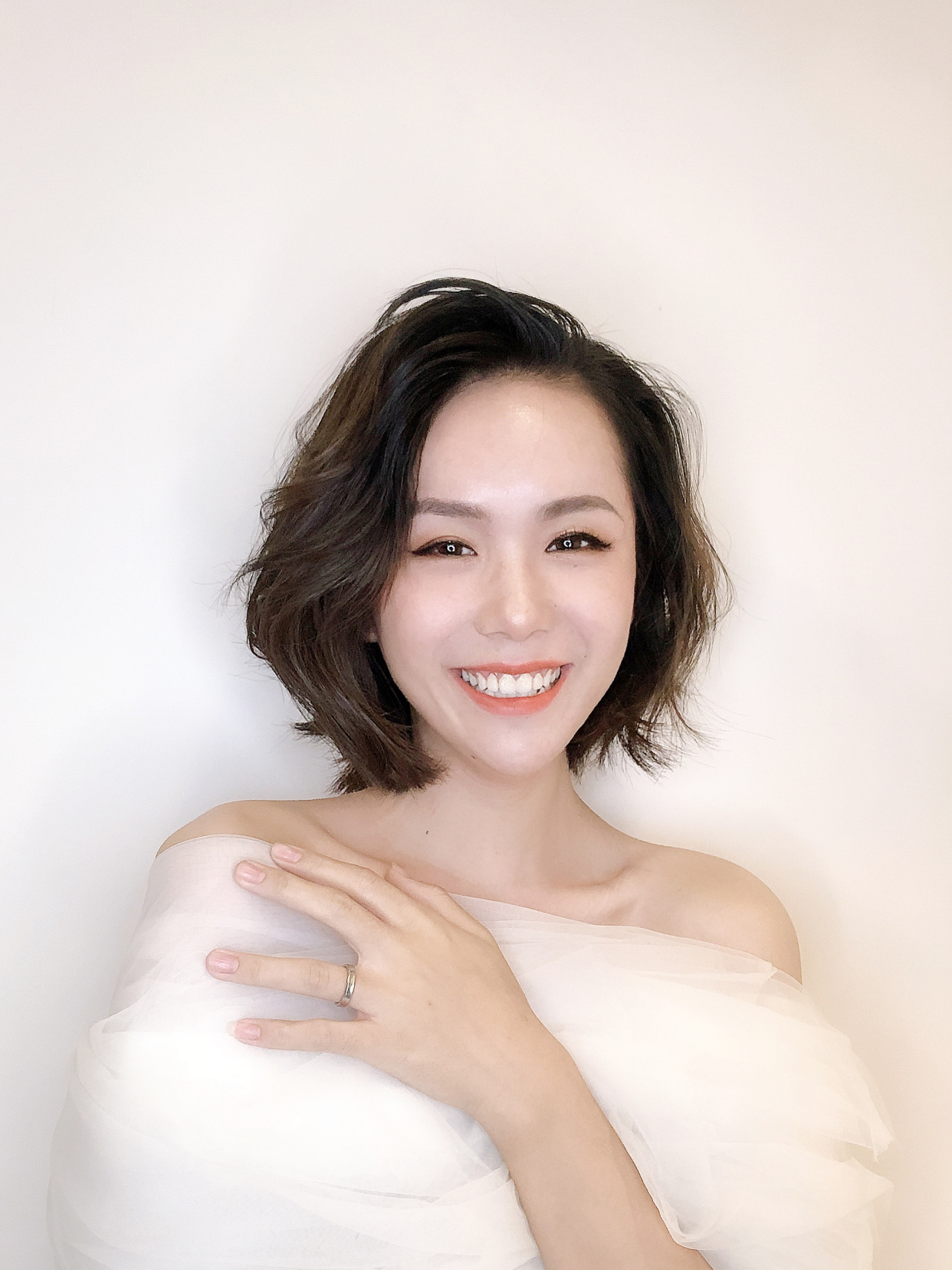 短发新娘盘头发的视频教程,新娘短发红色礼服造型视频