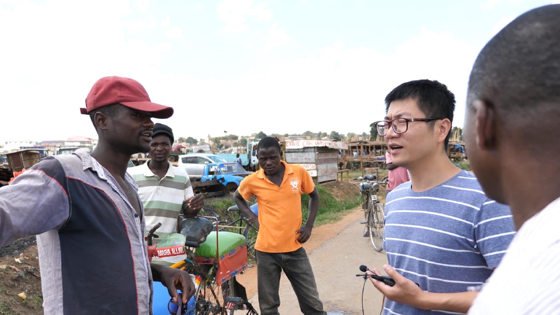 非洲最独特旅游观光车,2元游全城每车仅1人,黑人靠它赚钱养家