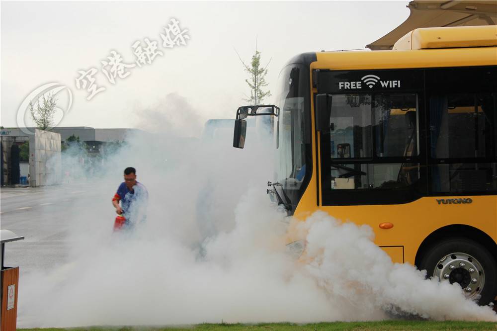 反恐防暴安全演练歹徒爆燃场景,防暴演练结果引来真歹徒