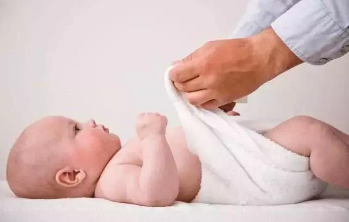 20天的新生儿尿有红色是什么原因,新生儿尿尿有点红是怎么回事