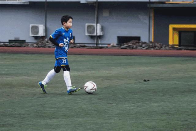 未来不管怎样都要活出自我,永不放弃的足球精神