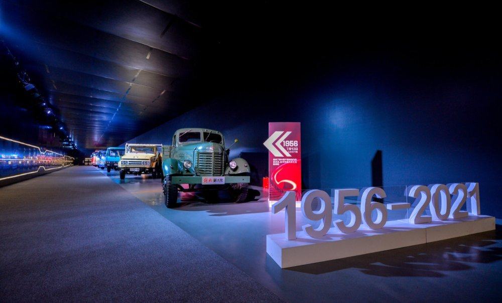 见证中国汽车70载崛起发展的视频,60年砥砺奋进沧桑巨变