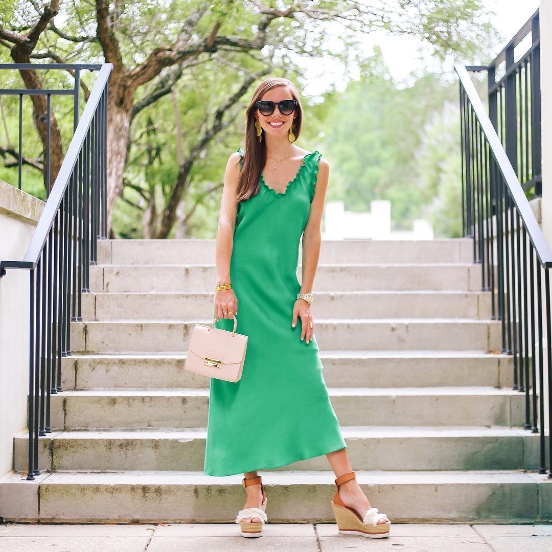 2022新款连衣裙洋气网红爆款绿色,绿色碎花连衣裙搭小白鞋还是高跟