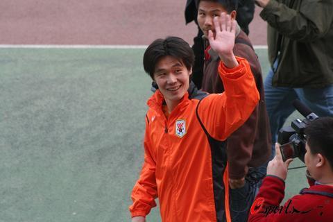 人物深度｜突围！“双面人”李霄鹏如何在崇洋的中超活出土味