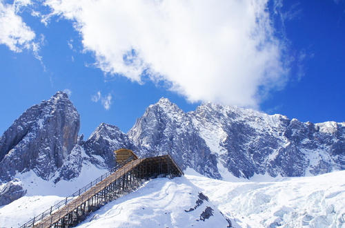 朝发夕至列车发车,长沙至丽江的飞机