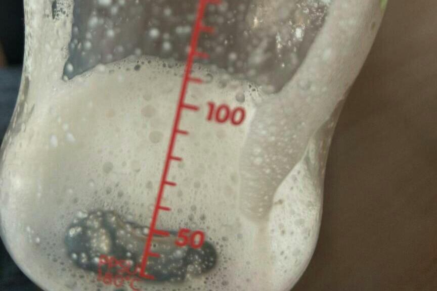 奶粉挂壁怎么清洗,奶粉如何清洗奶瓶内部