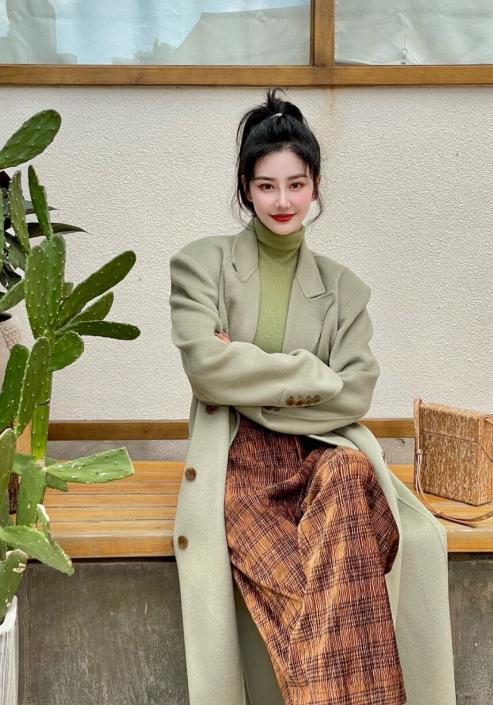 韩系大衣搭配衣服技巧,韩系大衣带领子的怎么穿搭