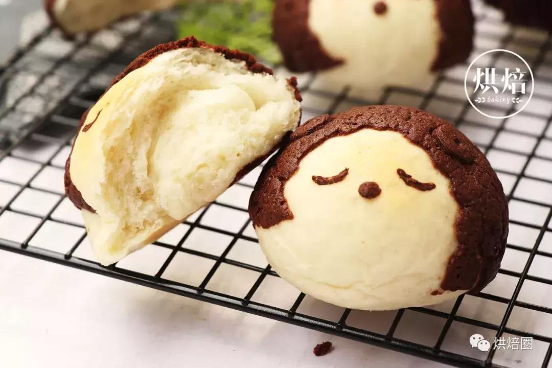 像这样把饼干皮覆在面包上就能烤出一大波孩子都爱的刺猬面包~