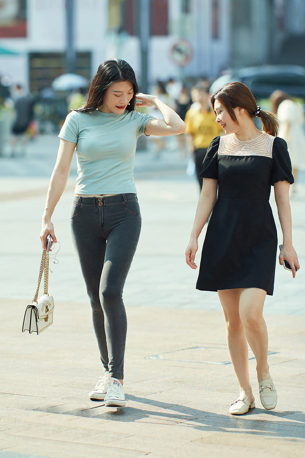 夏季休闲牛仔裤怎么穿搭最显瘦,夏日短袖牛仔裤穿搭