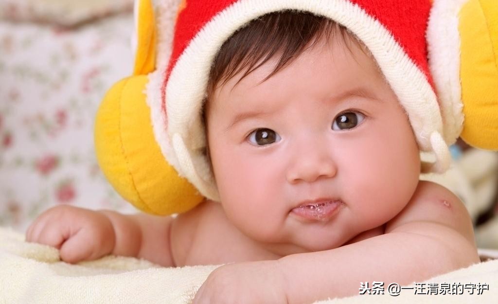 宝宝嘴唇总是干起皮的原因,宝宝嘴唇有白色的皮