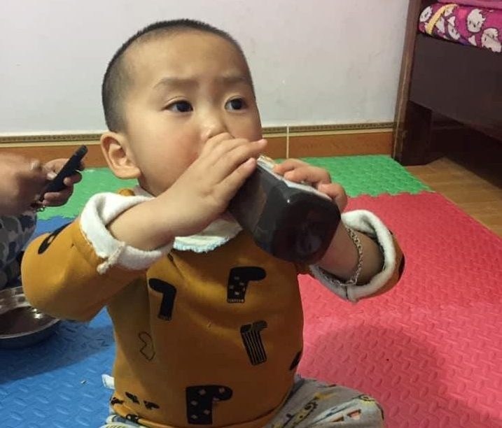 越南人将黑猫熬成糊，当作新冠肺炎解药，网上销售火爆小孩都在喝