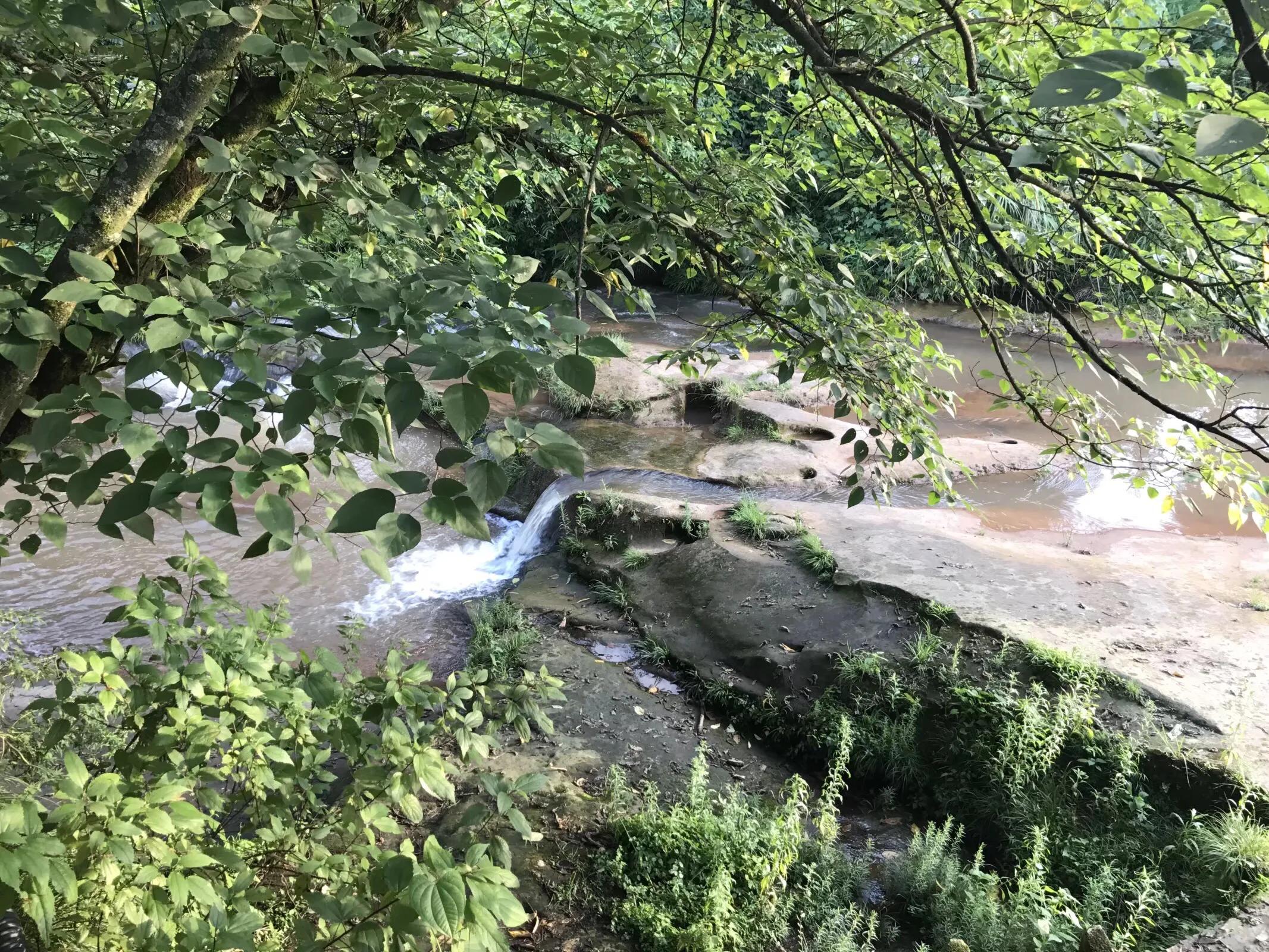 两水夹明镜双桥落彩虹全诗,有山有水不潮湿的避暑胜地