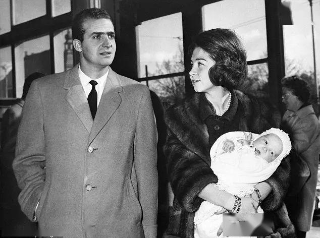 豢养1500位*妇情**，私生子遍布全国，晚年被迫*亡流**海外的西班牙国王