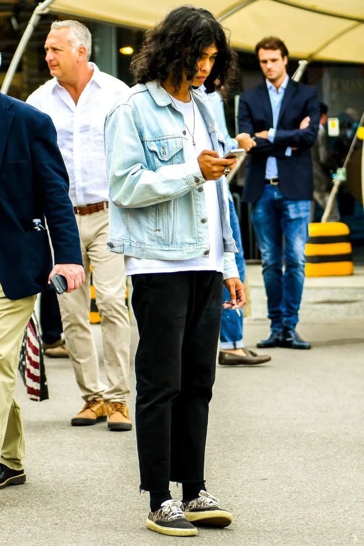 运动鞋牛仔裤和什么上衣搭配男生,牛仔裤运动鞋搭配毛呢大衣