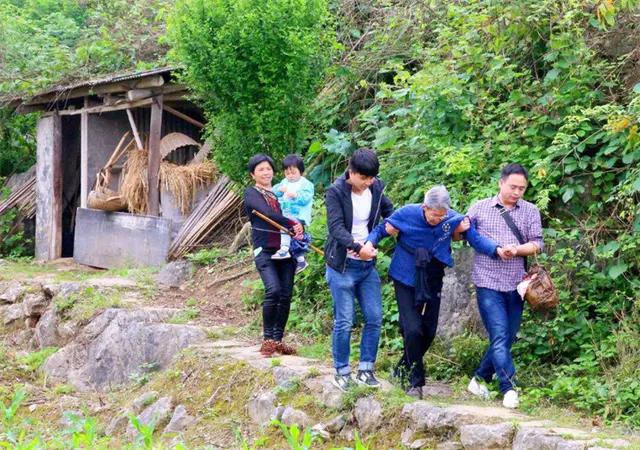 92岁老人14年花26万建墓,17年湖南90岁老人自建活人墓落地