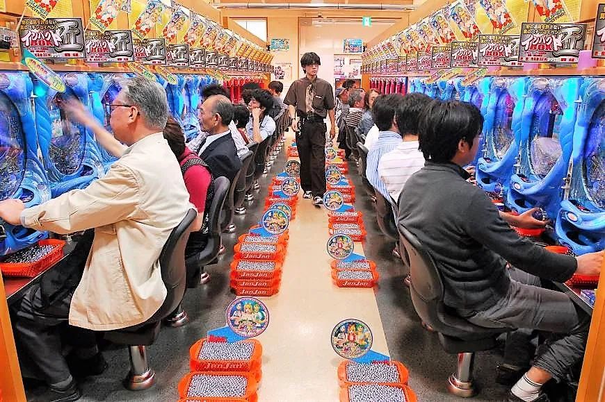 除了麻将，日本人还沉迷于这个赌博设备，一年花费过万亿元