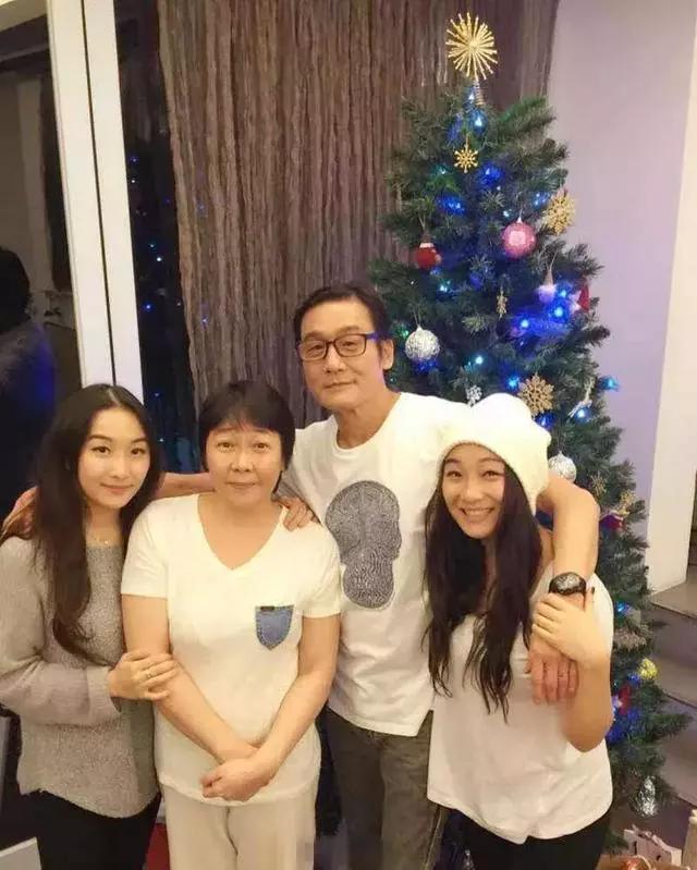 影帝梁家辉沦落摆地摊,梁家辉追虎擒龙摆地摊