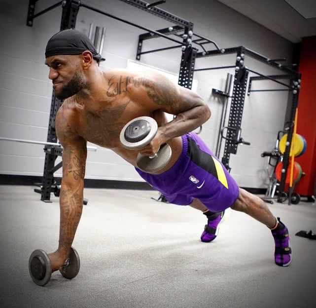 詹姆斯晒侧身战斧劈扣,詹姆斯晒出瘫坐照