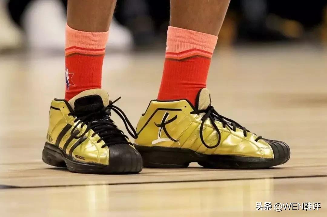 詹姆斯科比鸳鸯鞋,詹姆斯历年全明星上脚球鞋