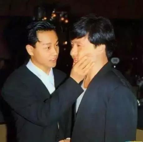 霍金站起来的照片,霍金站着