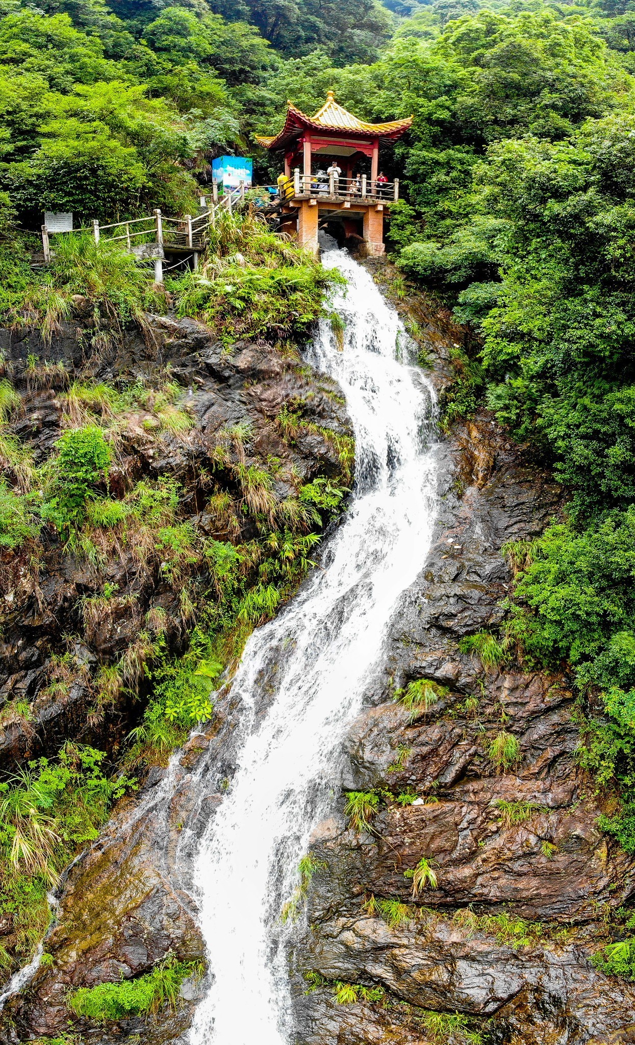 这里被称为广深后花园，每年夏天游人如织，有山有水的避暑胜地