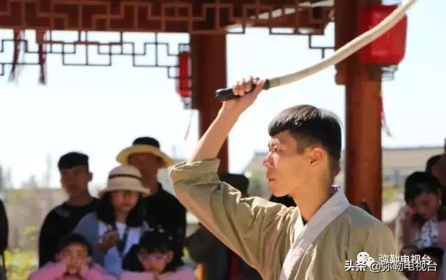 太热闹!弥勒花海、人海、车海、舞海...这些人上镜了!