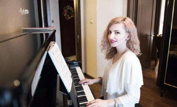 手指比较短练钢琴有影响吗,弹钢琴和手指长短有关系吗