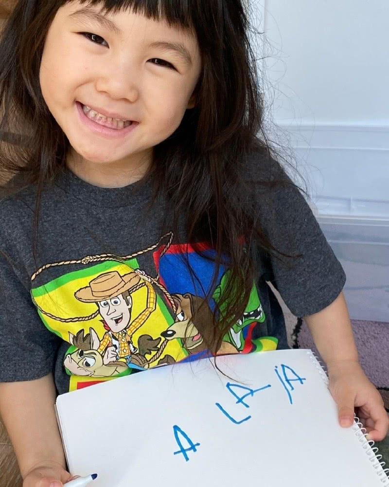 陈冠希晒3岁半alaia照片,陈冠希带女儿alaia看电影晒照