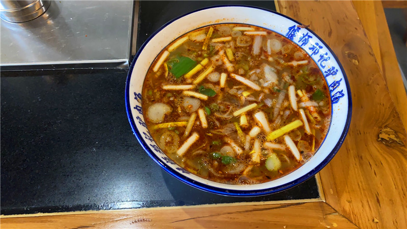 长途跋涉38公里，一人一桌还要量体温，这样的驴肉汤喝得值不值？