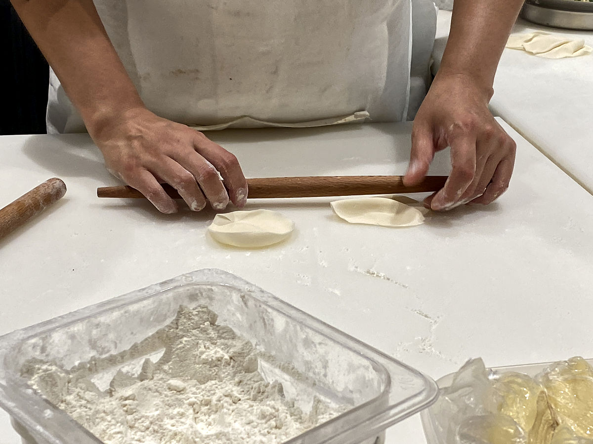 如何用普通面粉100克制作饺子皮,一岁宝宝面粉饺子皮制作