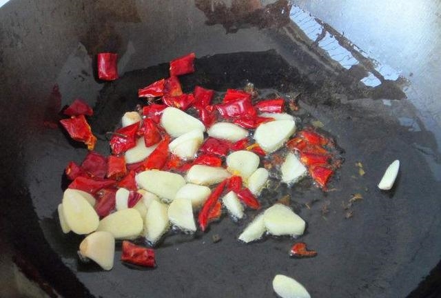 鄱阳湖腊肉炒藜蒿,炒腊肉的野菜大全