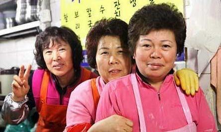 韩国大妈来中国旅游，买2瓶茅台打算结账，导游劝她看看价格