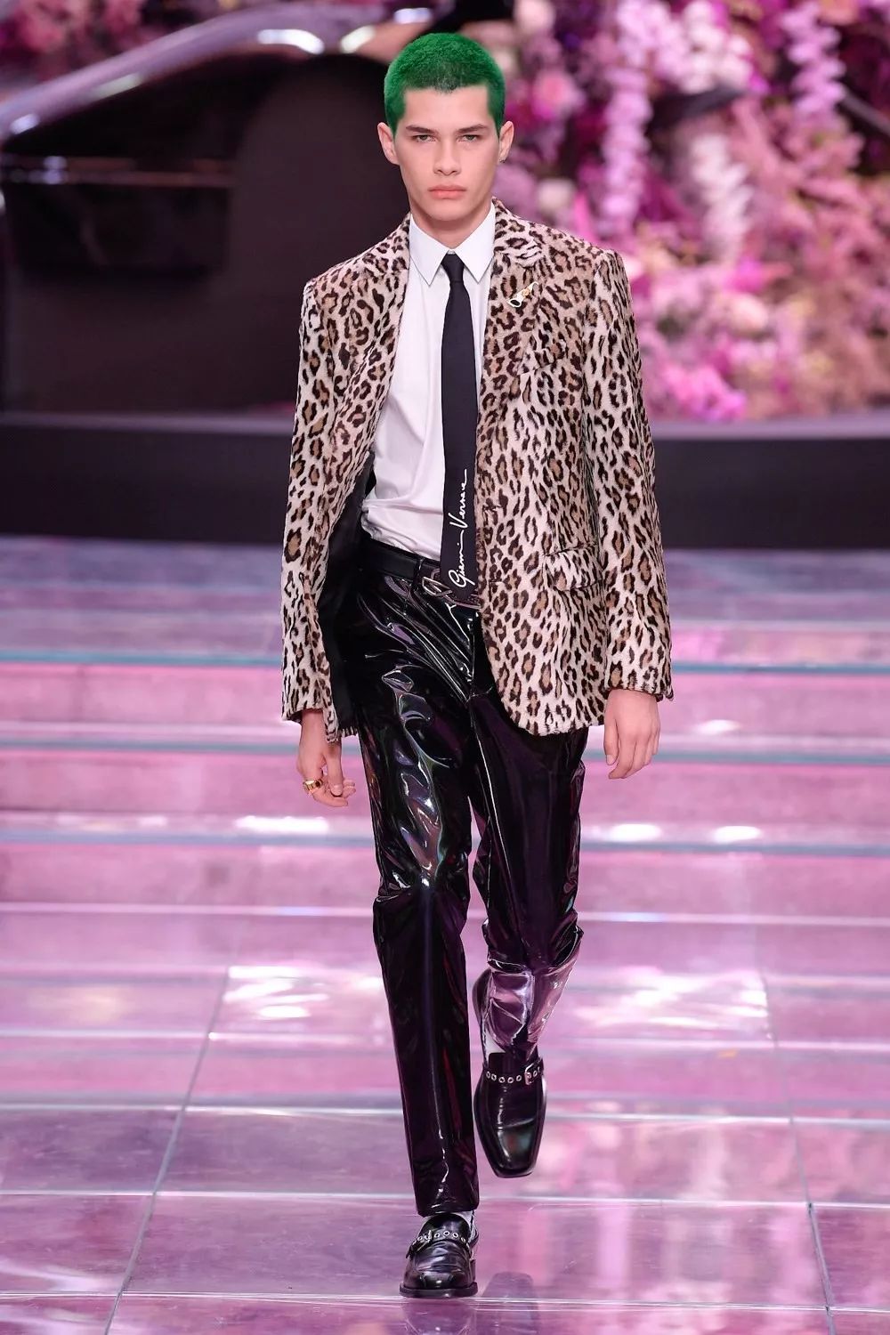 范思哲2018米兰春夏男装大秀,范思哲创意总监donatellaversace