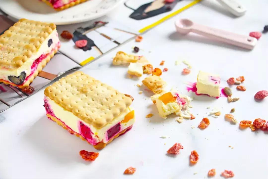 风靡全球的冰淇淋三明治,马卡龙冰淇淋三明治草莓蛋糕