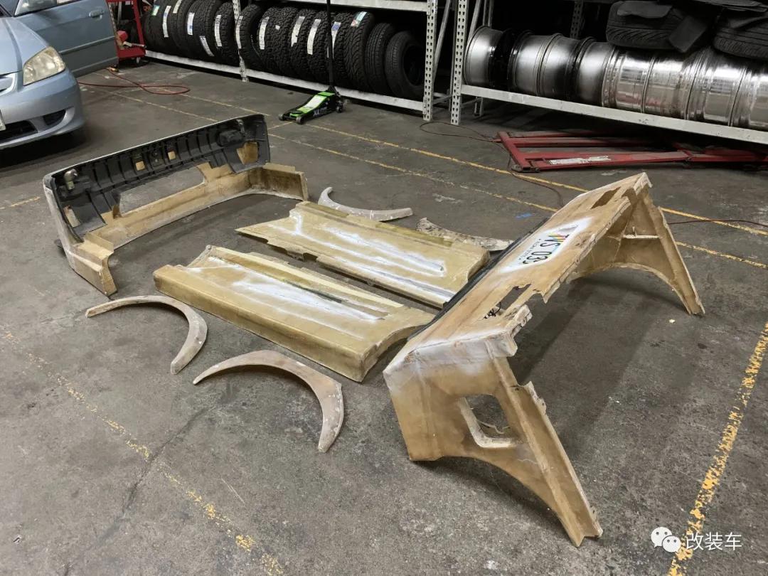 中置四驱五速手动的双门超跑，今晚我在秋名山等你