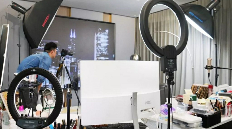 通过直播购物好还是平台购物好,看直播购物上瘾是种病吗