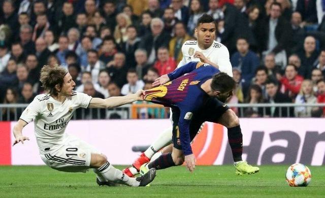 你还记得6年前，梅西也拉扯过莫德里奇衣服吗？狼狈不是他俩的错