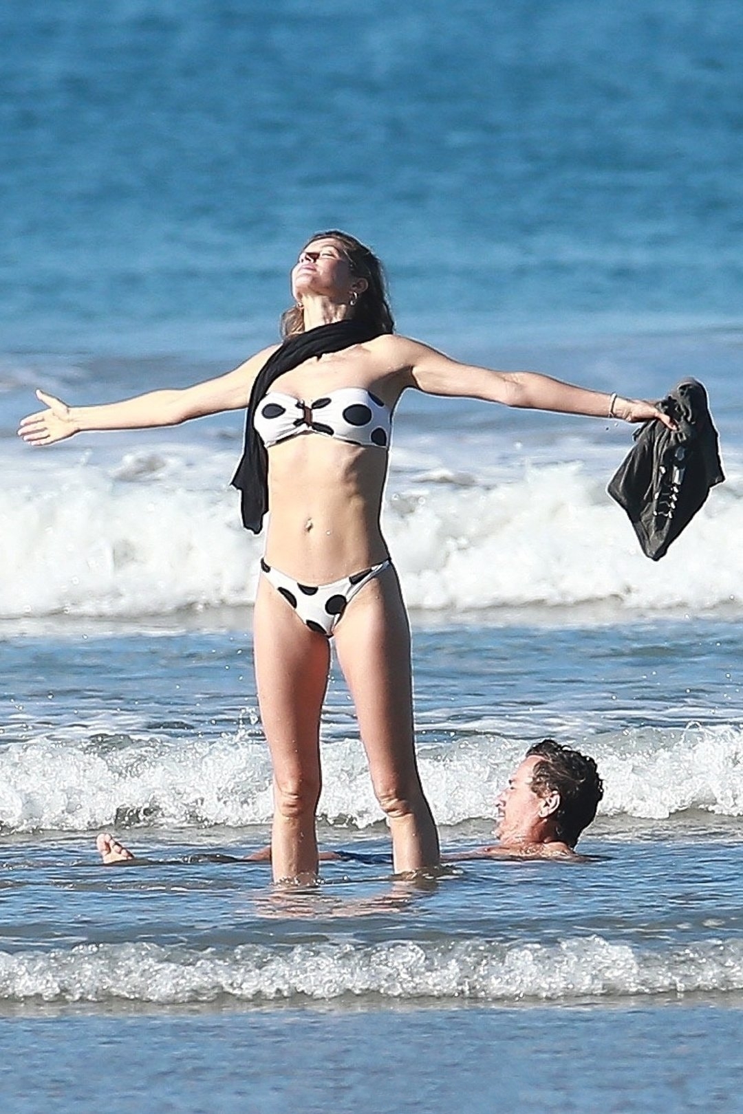 吉娘娘穿薄纱裙,吉娘娘海边写真照