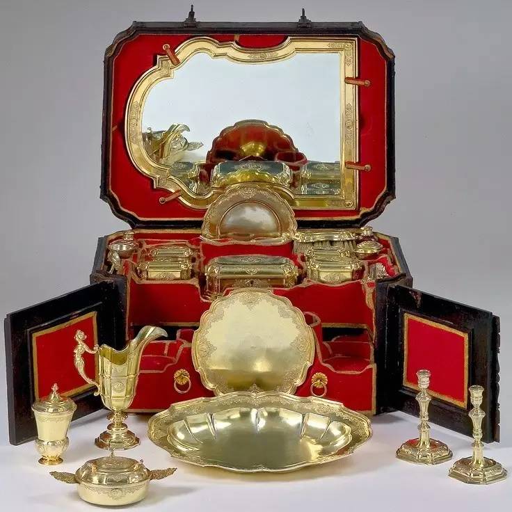 用“沉默”代言的rapper时尚爱物，“人间种草机”王菲超爱背的包