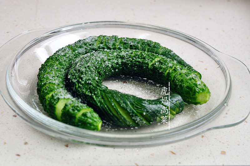 简单蓑衣黄瓜制作教程,不用刀的凉拌黄瓜