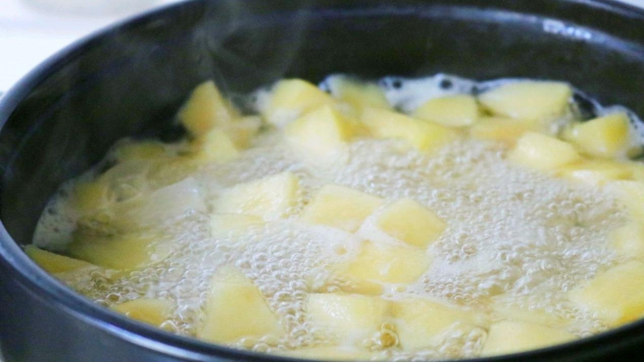 自己做水果糖水，甜甜的味道真好喝，没有添加更健康