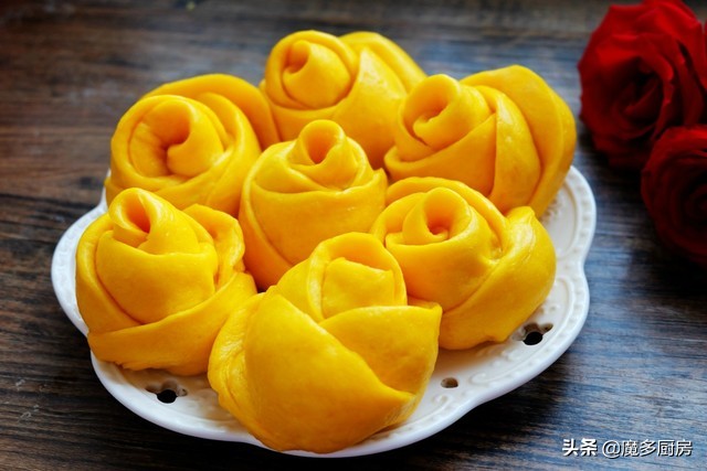 手把手教你做玫瑰花馒头，南瓜泥揉面，色泽金黄口感香软，好吃